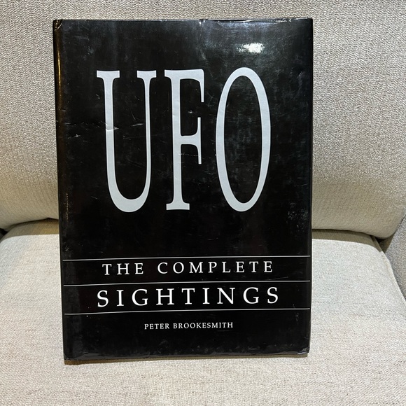 UFO The Complete Sightings by Peter Brookesmith - Picture 1 of 7